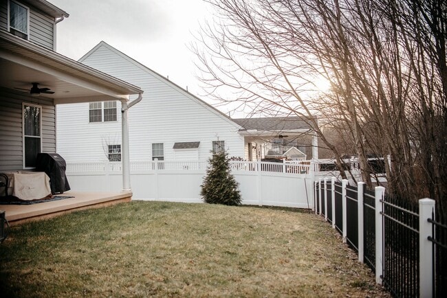 Building Photo - 220 Callie Dr