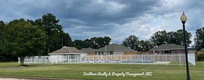 Building Photo - Cotton Lakes in Wetumpka