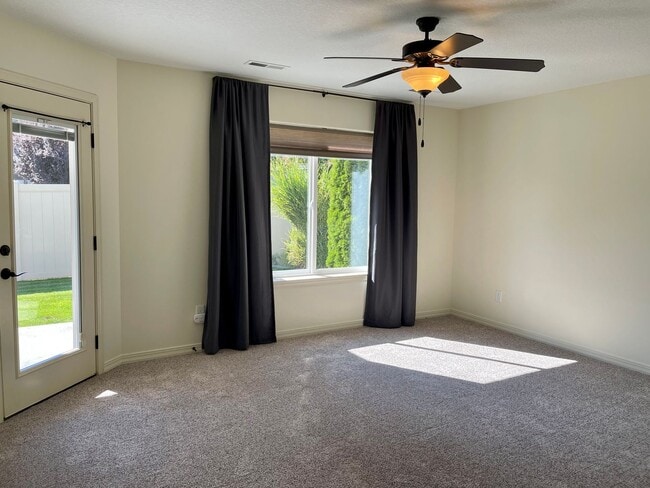 Building Photo - 424 Lakerose Loop