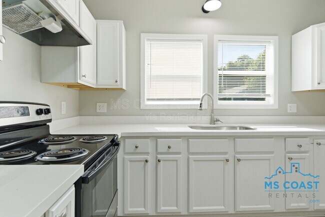 Building Photo - 962 Thelma St