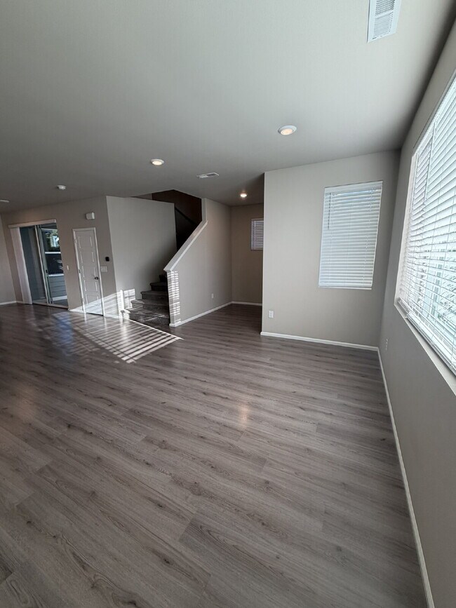Building Photo - Newer Build 3 Bedroom 3 Bathroom- Single Family Home