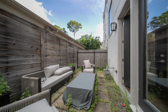 Building Photo - 2905 Bering Dr