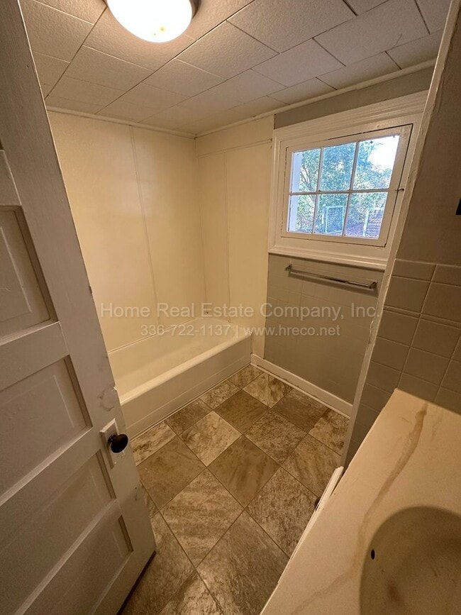 Building Photo - 4440 Lane St