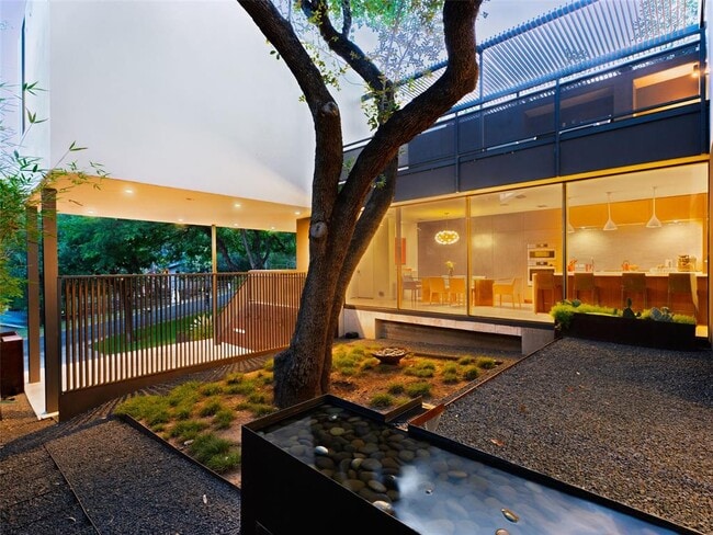 Building Photo - 2210 Westlake Dr