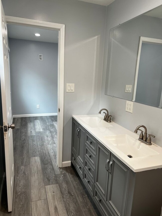 Building Photo - Remodeled 3 Bedroom 2 Bath House with 4 Ca...