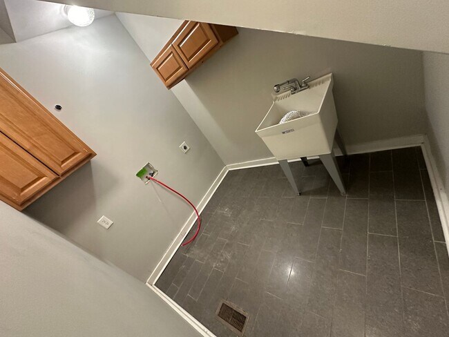 Building Photo - 146 W Lexington Ave