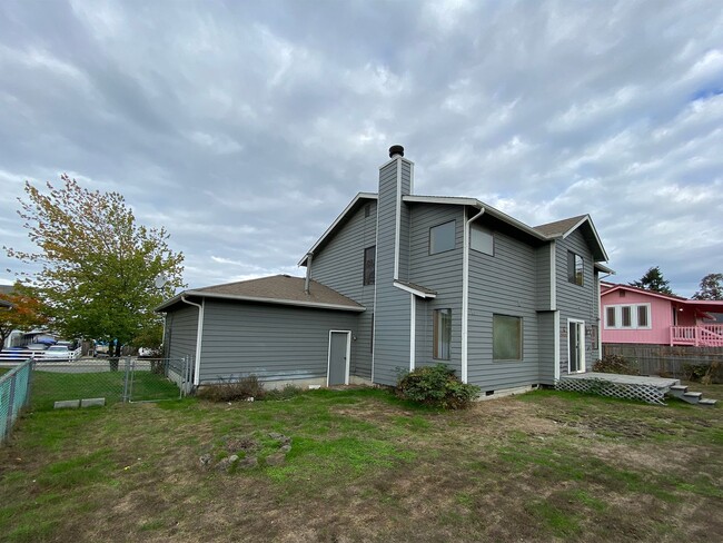 Building Photo - 1507 63rd Ave NE