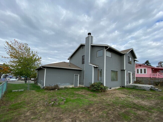 Building Photo - 3 Bedroom 2.5 Bath in North East Tacoma