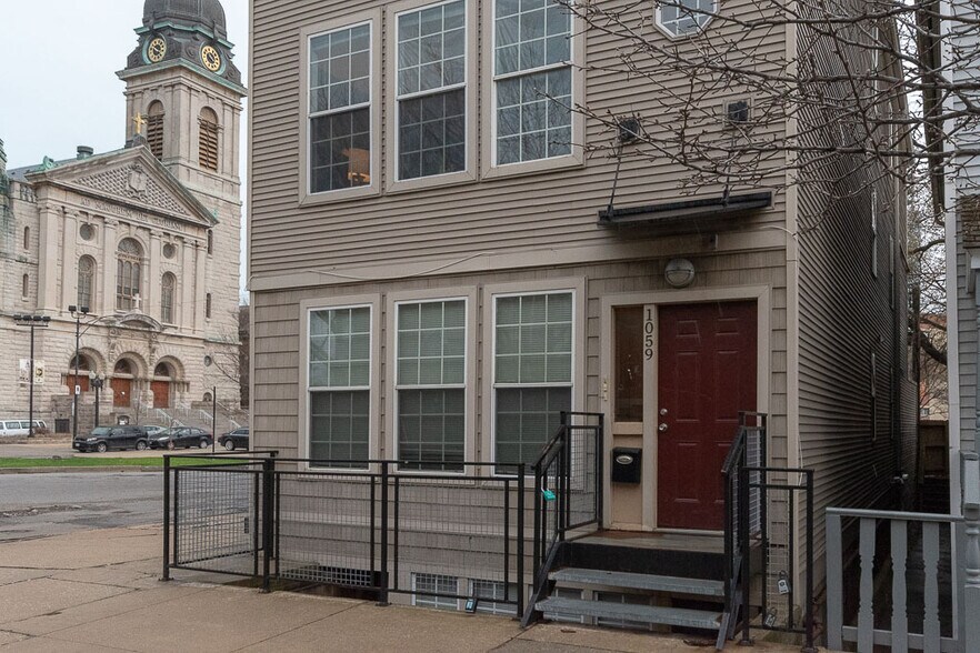 Primary Photo - 1059 W Fry St