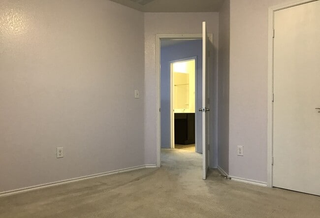 Building Photo - Great Location, Great Price