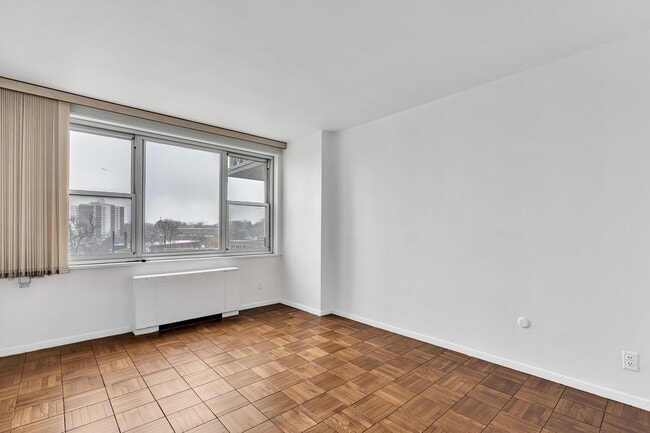 Building Photo - 2000 Linwood Ave