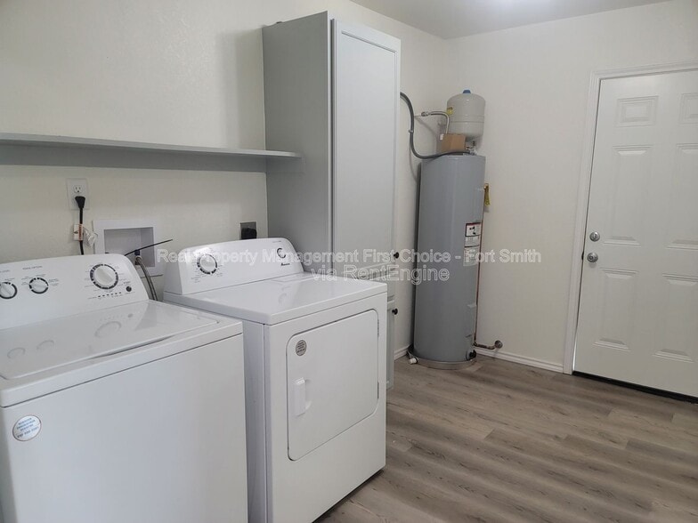 Building Photo - 407 Hemlock St