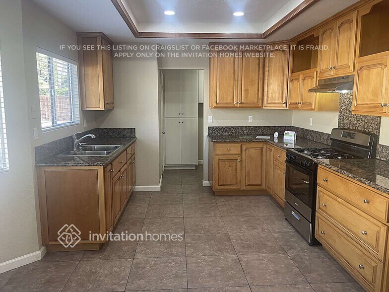 Building Photo - 2344 N Teakwood Ave