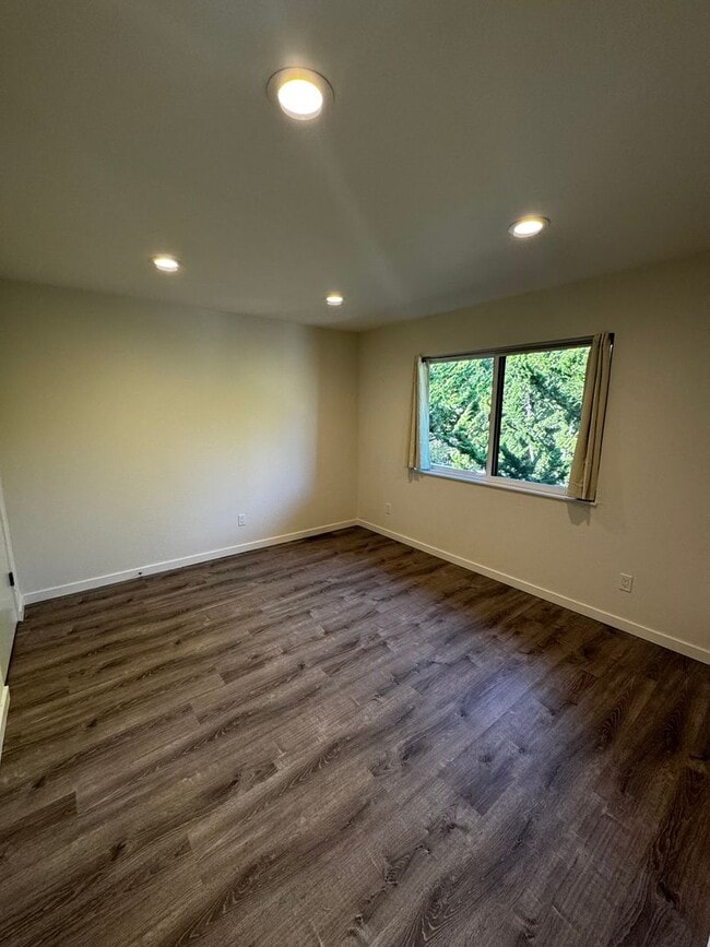 Building Photo - Gorgeous Updated 3-Bedroom Townhome in Pri...