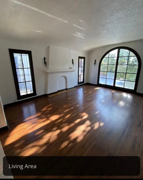 Building Photo - 2570 N Beachwood Dr