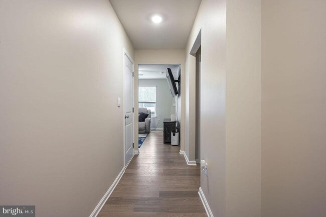 Building Photo - 504 Currant Cir