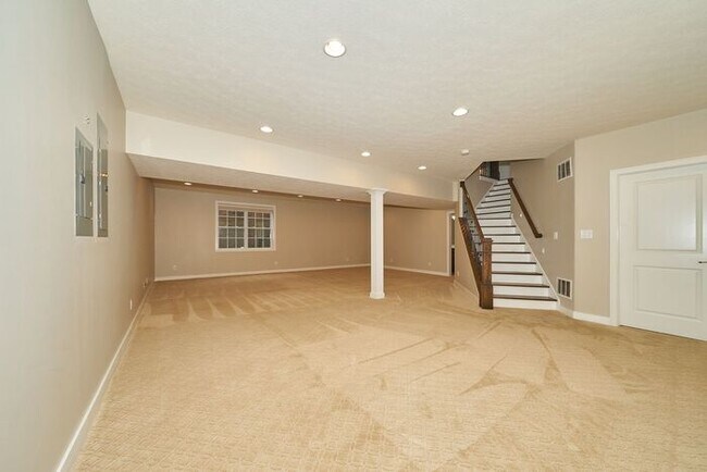 Building Photo - Beautiful 5 Bedroom With Finished Basement in Fishers