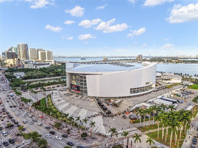 Building Photo - 601 NE 1st Ave