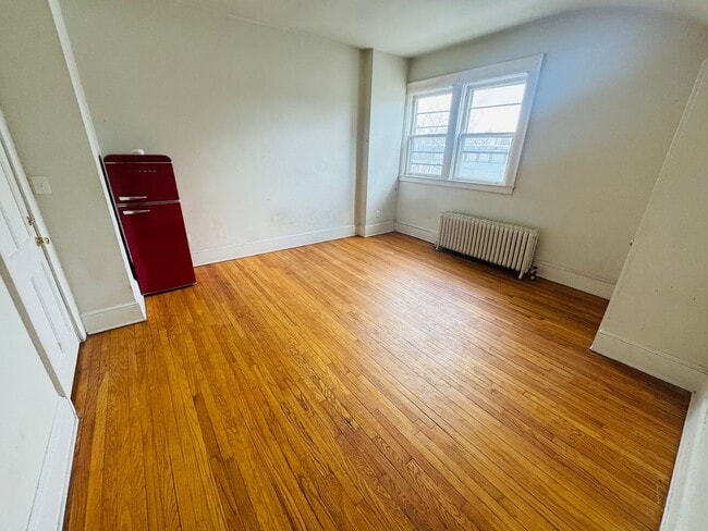 Building Photo - STUDIO APARTMENT WITH HEAT INCLUDED AVAILABLE NOW!