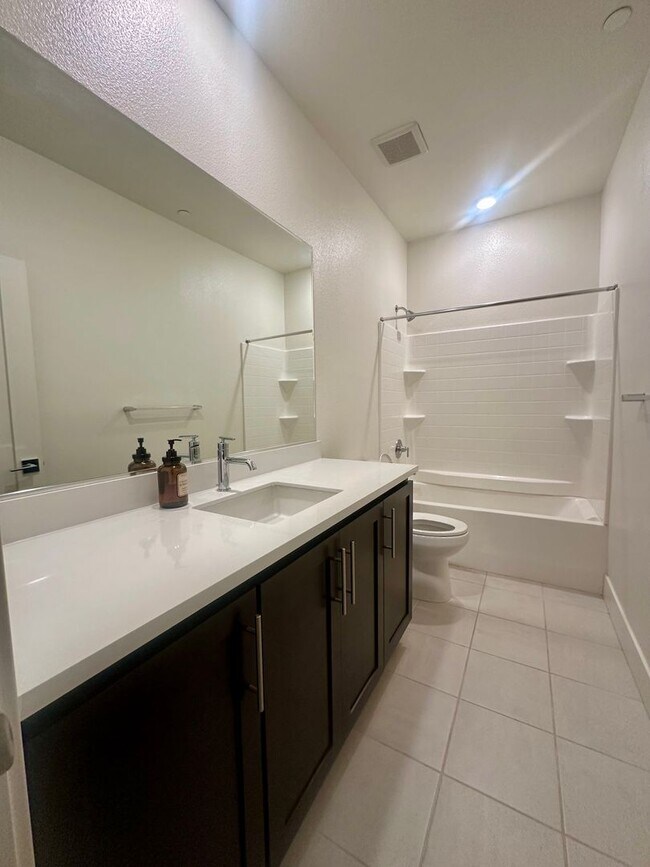 Building Photo - Bright 4 Bedroom 3 bath in FREMONT!