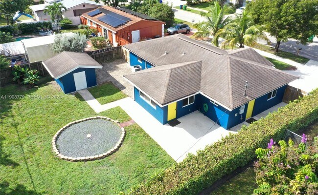 Building Photo - 2300 SW 42nd Terrace