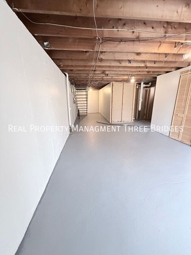 Building Photo - 241 Flora Dr