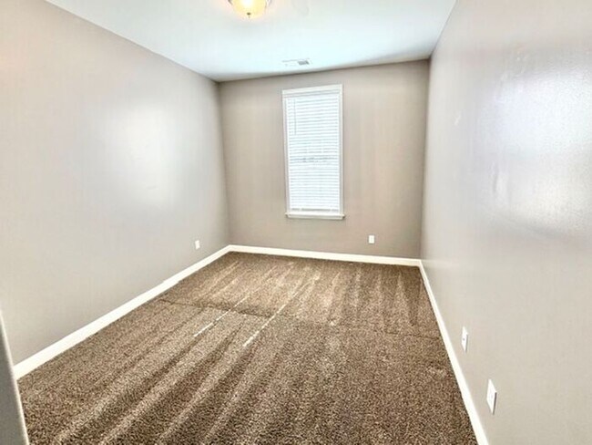 Building Photo - AVAILALBE NOW! Beautiful Home in Olive Branch.