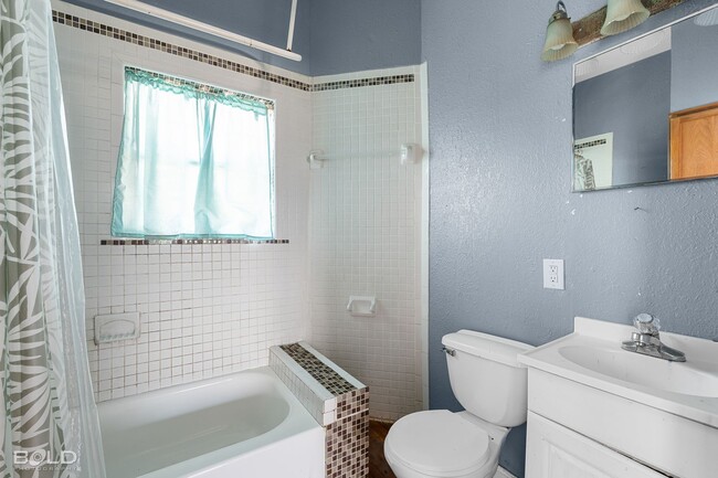 Building Photo - Check This Charming 1 Bed 1 Bath Out!