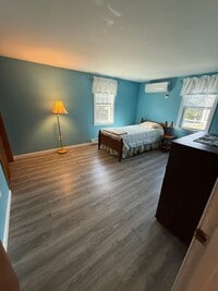 Building Photo - A two bedroom, 1 bath unit in a Townhouse style Duplex
