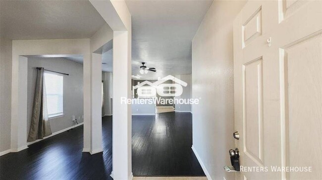 Building Photo - Welcome to this charming 3-bedroom, 2-bath...