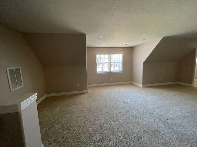 Building Photo - 4BR / 3Car garage / Fully fenced in backyard - Stunning property