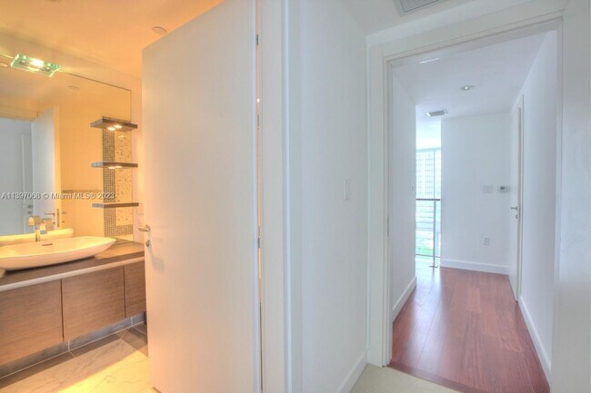 Building Photo - 200 S Biscayne Blvd