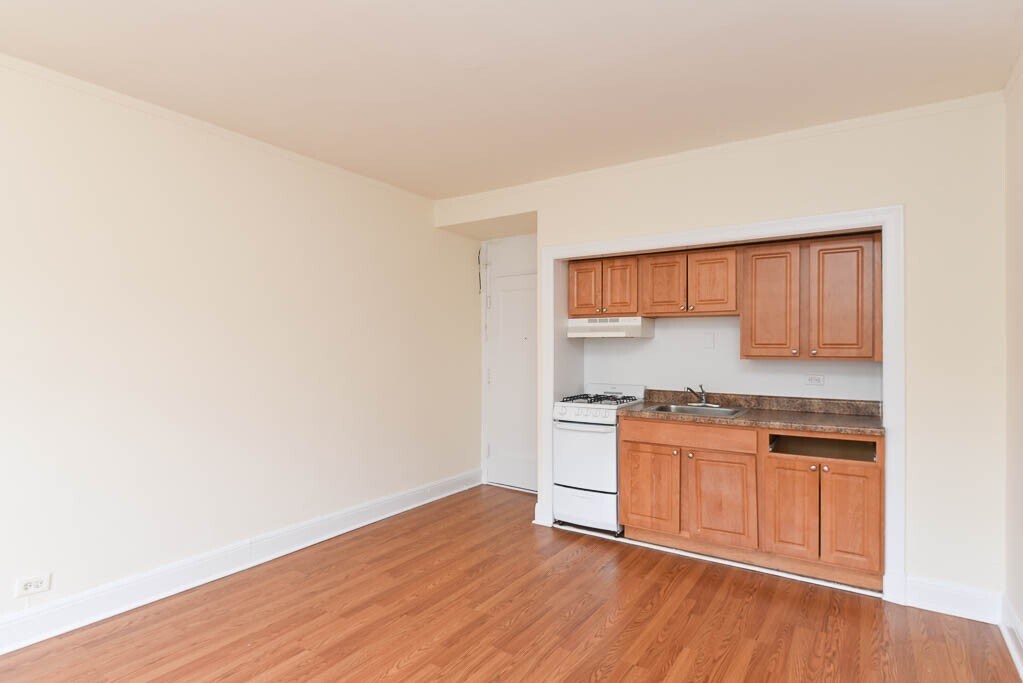 Building Photo - 3335 W Diversey Ave