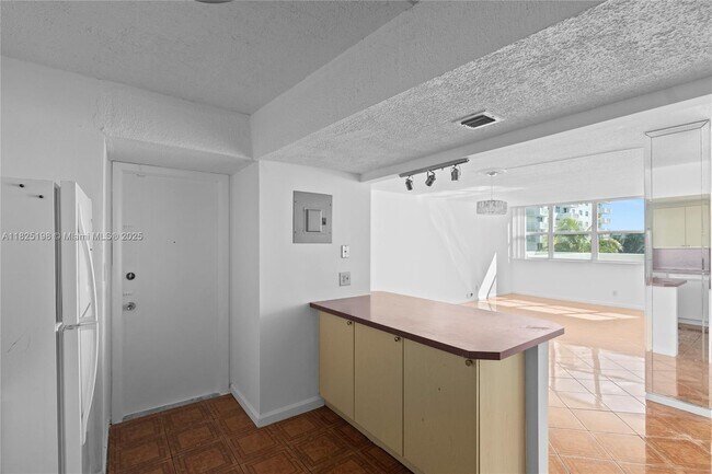 Building Photo - 1410 S Ocean Dr