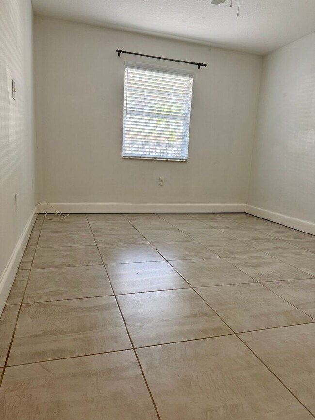 Building Photo - Bayshore Condo