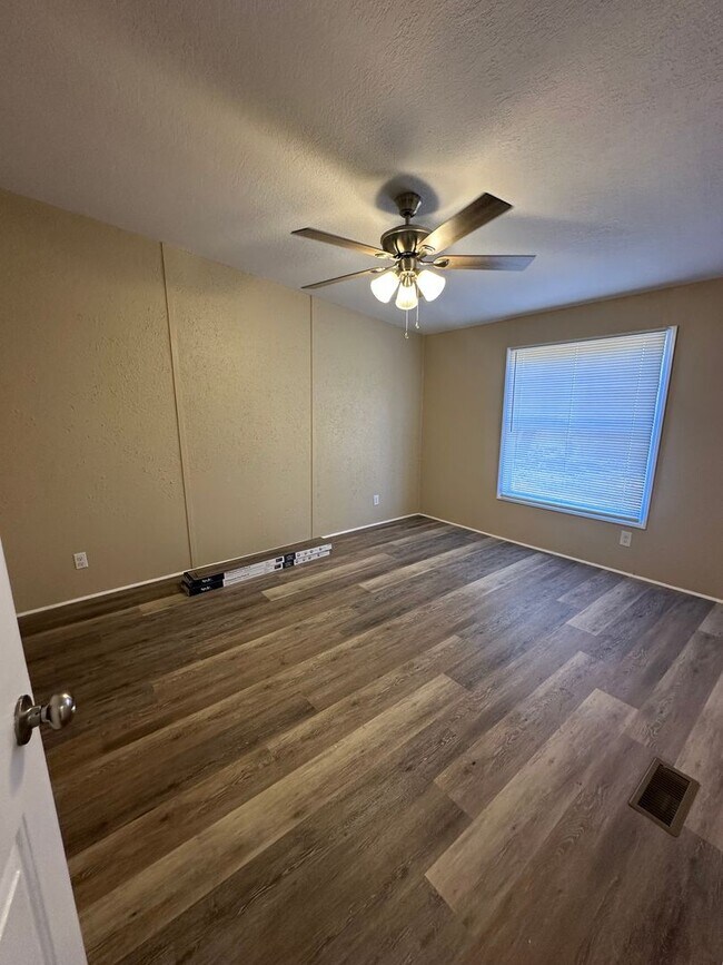 Building Photo - 3 Bed 2 Bath Waterfront Property - Under Renovations