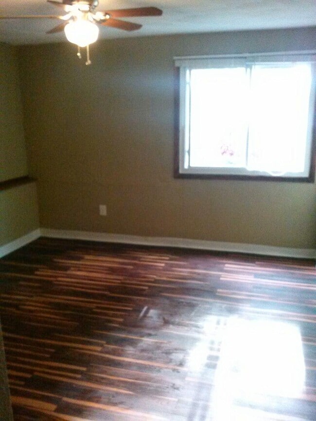 spacious large bedrooms - 4323 Marshall Ave