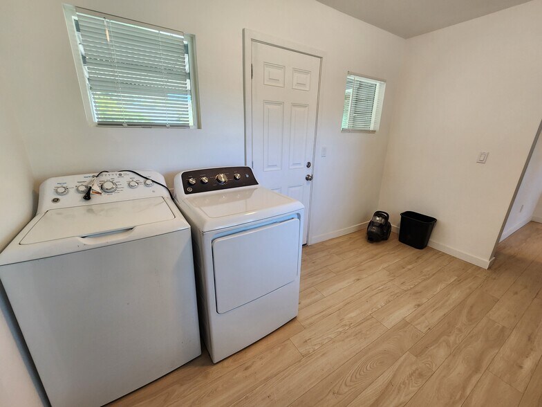 Building Photo - 9682 Sunland Blvd