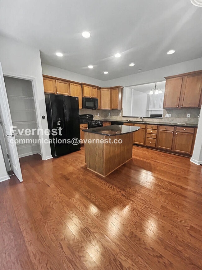 Building Photo - 8730 Macedonia Lake Dr