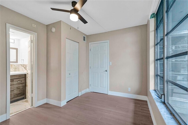 Building Photo - 3051 S Palm Aire Dr