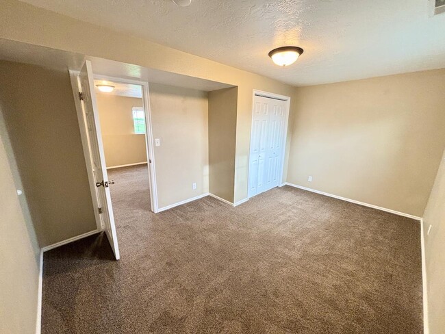 Building Photo - 1652 400 E