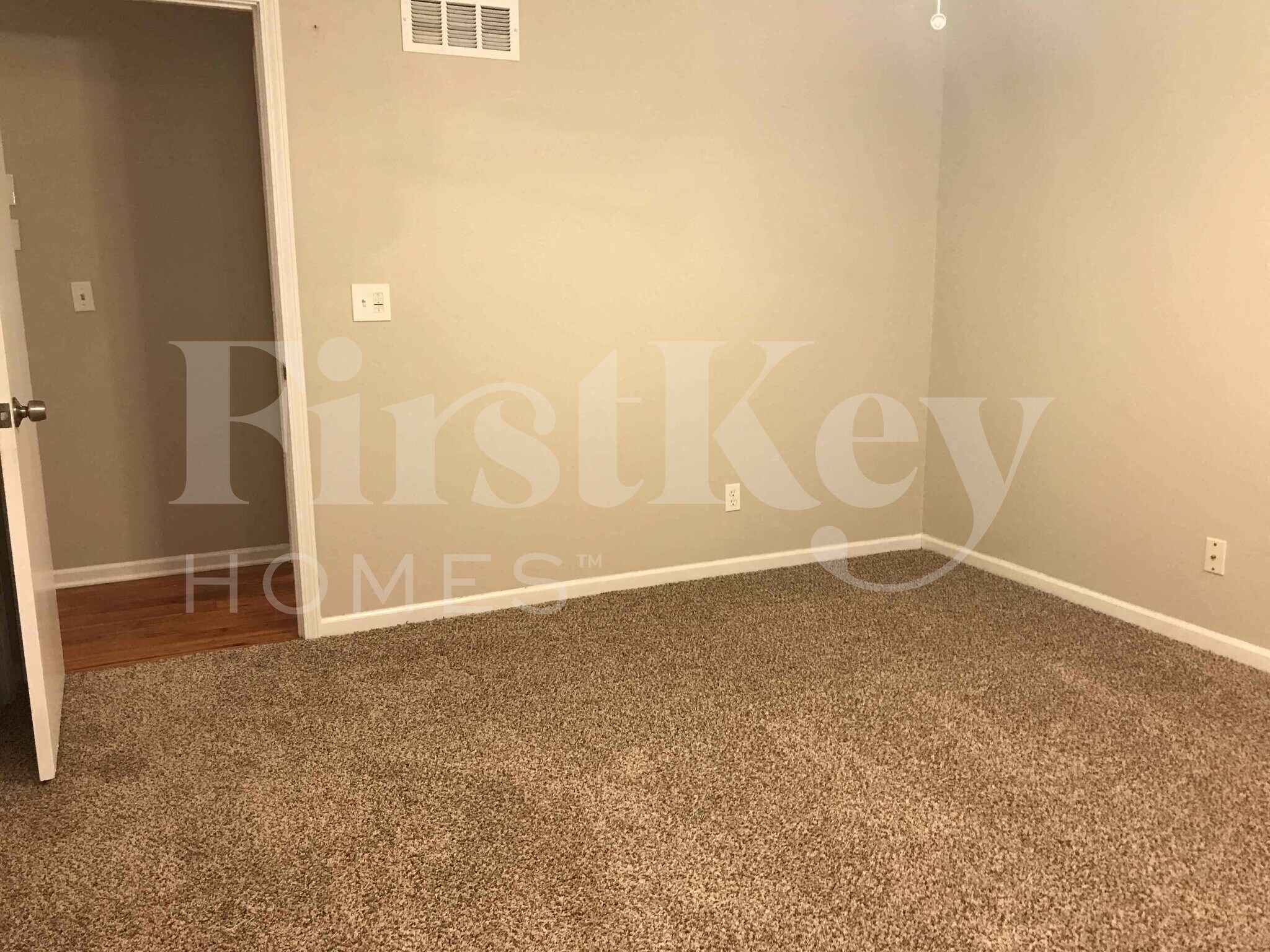 Building Photo - 804 NE Karapat Dr