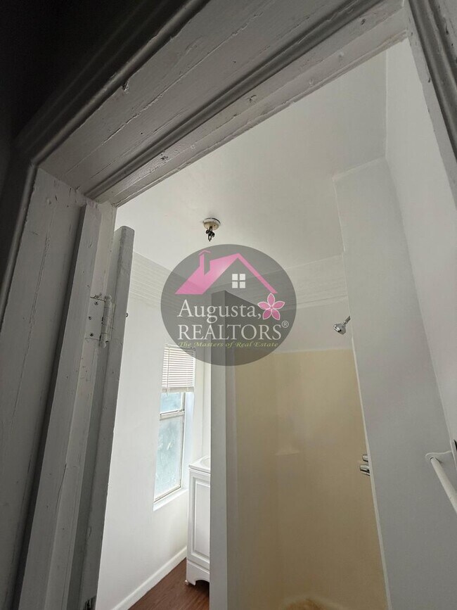 Building Photo - Large one bedroom near ACU