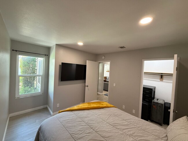 Building Photo - Well Maintained & Updated Home