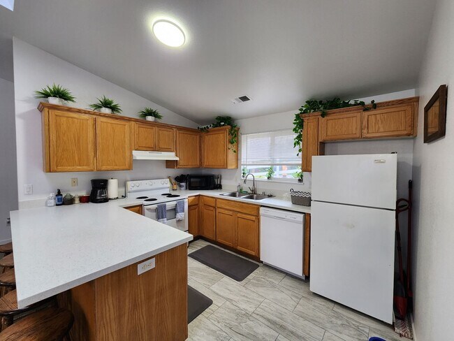 Building Photo - Fully Furnished House in Eureka