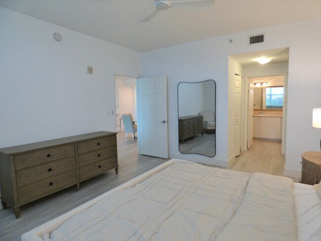 Building Photo - 802 W Windward Way