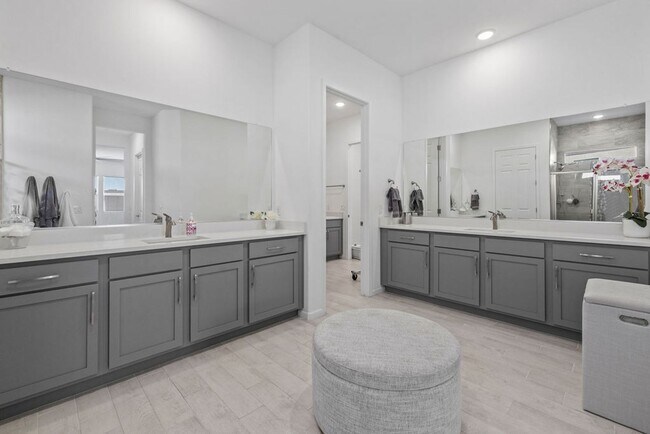 Building Photo - Newer Single Story 5 Bedroom 3 Bath Home in Vail