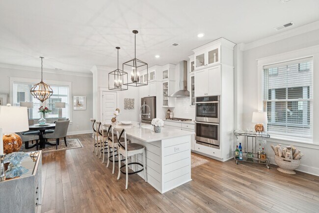 Building Photo - 2/4 Townhome in Midtown Located in Mt. Pleasant!