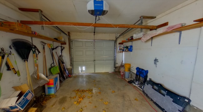 Building Photo - Country Living in Manhattan + 1.5 Acres + Close to Stagg Hill Golf Course! Available July 3rd!