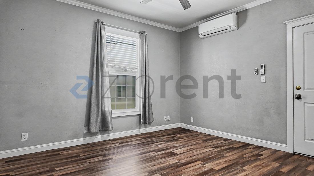 Building Photo - Unit B
